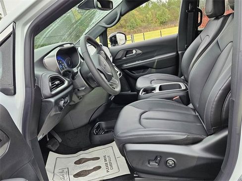 New 2026 Chrysler Pacifica Select image 6