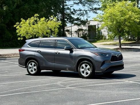 Used 2021 Toyota Highlander L FWD image 10