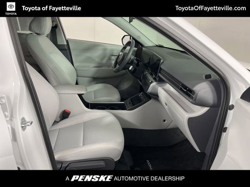 Used 2025 Hyundai Kona SEL image 5