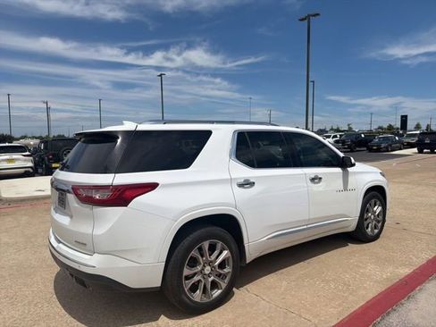 Used 2019 Chevrolet Traverse Premier w/ Driver Confidence II Package FWD image 3