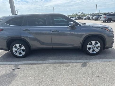 Used 2023 Toyota Highlander LE FWD image 3
