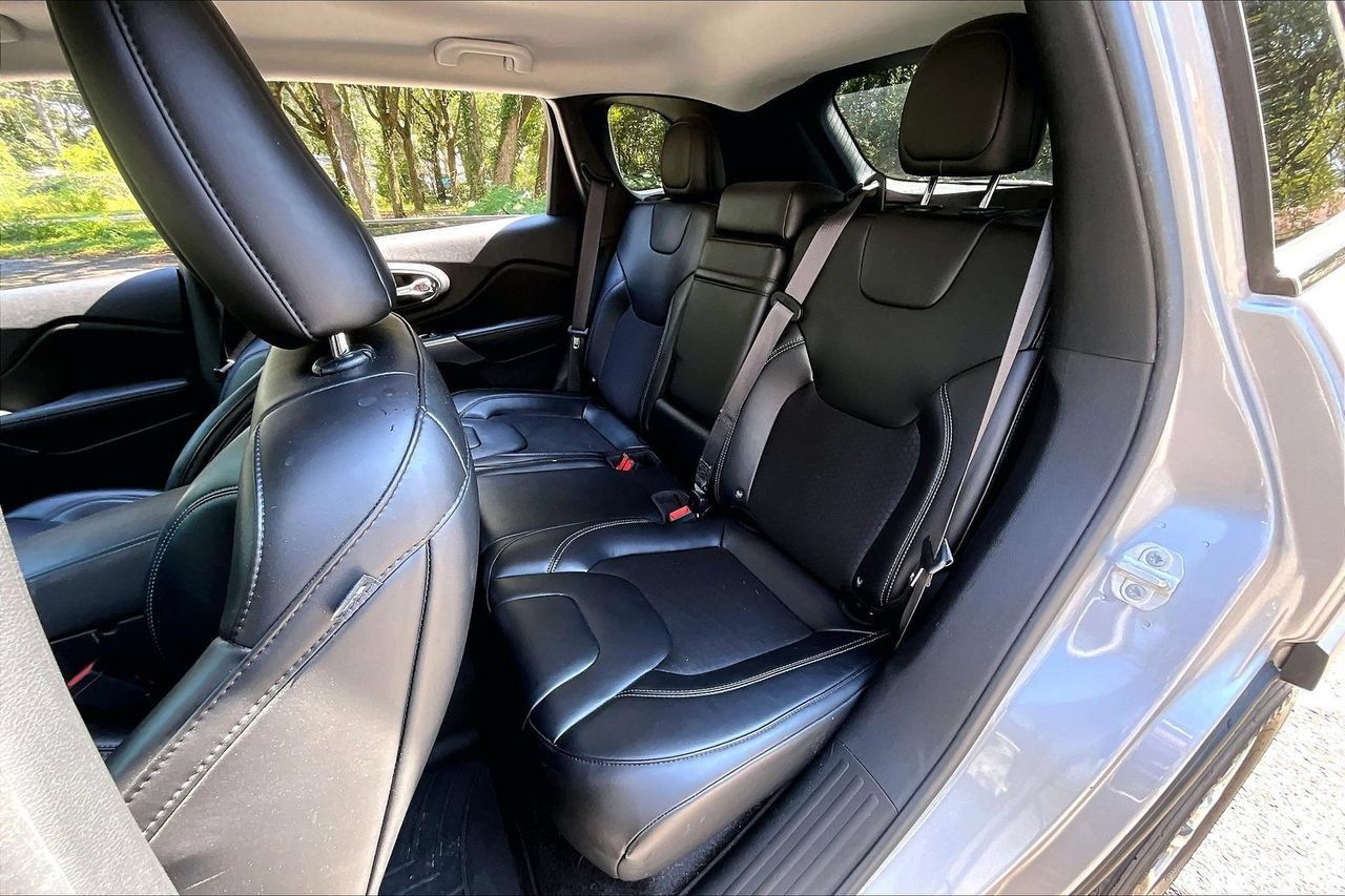 Used 2019 Jeep Cherokee Latitude Plus w/ Comfort/Convenience Group FWD image 19