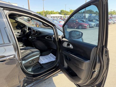 Used 2018 Chrysler Pacifica Touring-L Plus FWD image 9