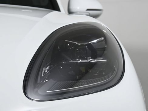 Used 2026 Porsche Macan AWD/4WD image 11