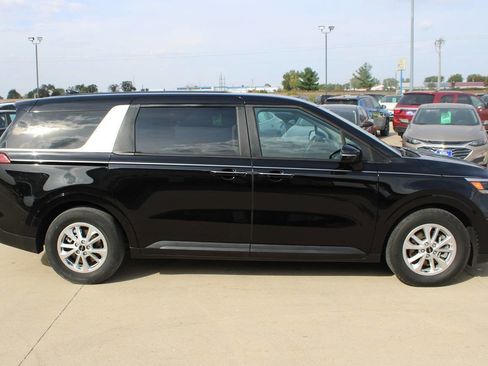 Used 2023 Kia Carnival LX image 4
