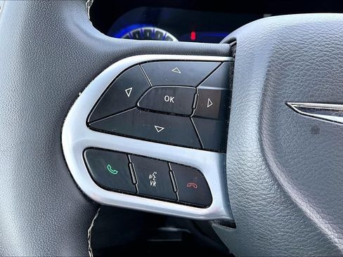 Used 2025 Chrysler Pacifica Select FWD image 16