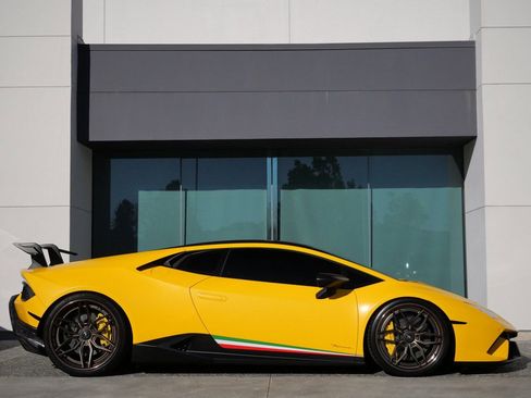 Used 2018 Lamborghini Huracan Performante image 2
