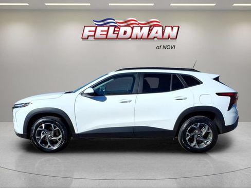 Used 2024 Chevrolet Trax LT FWD image 2