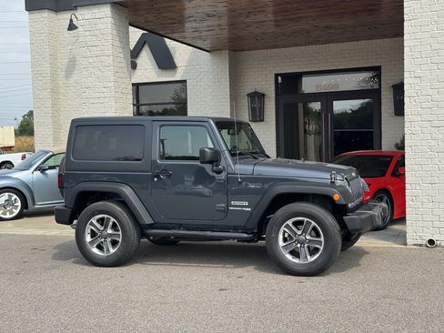 Used 2018 Jeep Wrangler Sport image 15