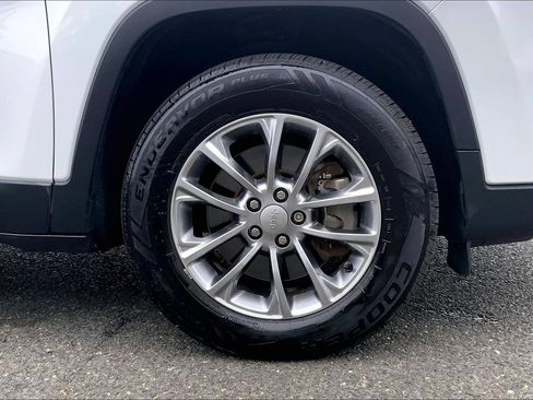 Used 2019 Jeep Cherokee Latitude Plus w/ Cold Weather Group AWD/4WD image 9