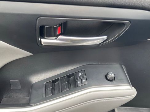 Used 2022 Toyota Highlander XLE FWD image 24