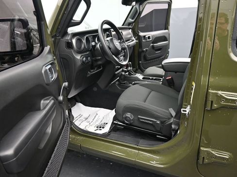 Used 2023 Jeep Gladiator Sport image 15