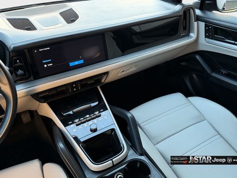 Used 2024 Porsche Cayenne AWD/4WD image 16