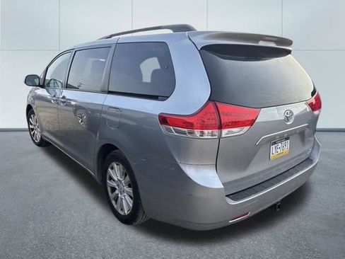 Used 2013 Toyota Sienna XLE image 2