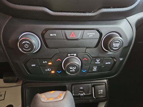 Used 2019 Jeep Renegade Altitude w/ Quick Order Package 2XM image 11