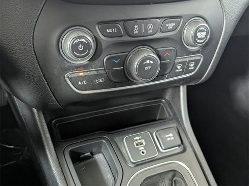 Used 2020 Jeep Cherokee Latitude Plus image 19