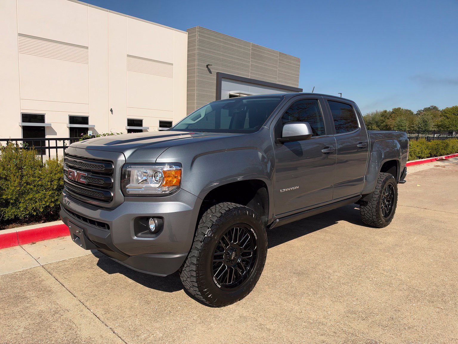 Used 2020 GMC Canyon SLE w/ Driver Alert Package AWD/4WD image 3