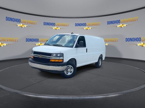 Used 2025 Chevrolet Express 2500 w/ Driver Convenience Package RWD image 4