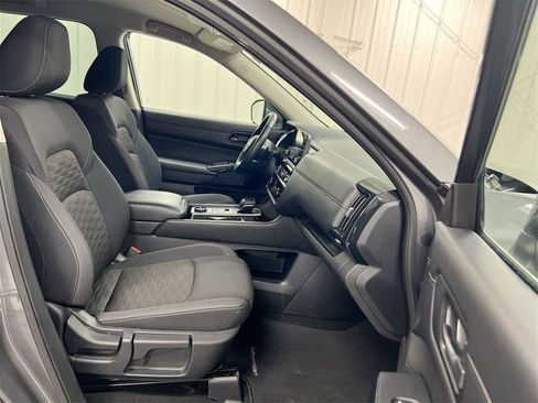 Used 2025 Nissan Pathfinder SV image 21