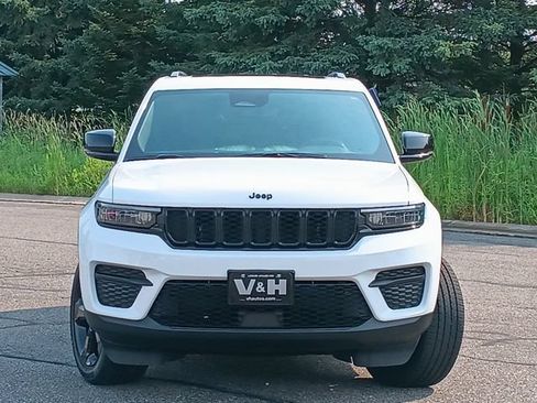 Used 2023 Jeep Grand Cherokee Altitude AWD/4WD image 29