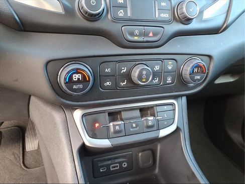 Used 2024 GMC Terrain SLT image 16