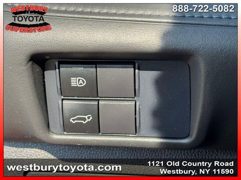 Used 2021 Toyota Highlander XLE AWD/4WD image 23