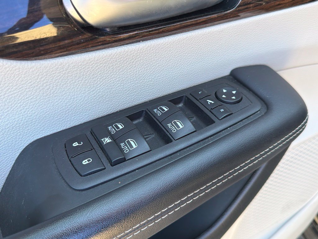 Used 2023 Chrysler Pacifica Limited FWD image 12