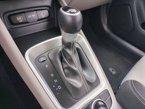 Used 2025 Hyundai Venue SEL FWD image 19