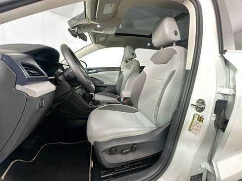 Used 2023 Volkswagen Taos SE image 4