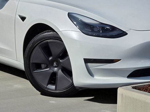 Used 2021 Tesla Model 3 Standard Range image 4
