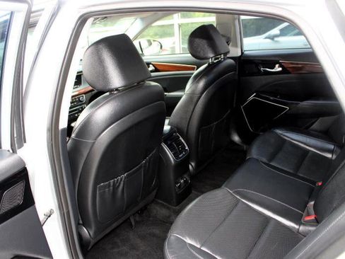 Used 2017 Kia Cadenza Technology image 16
