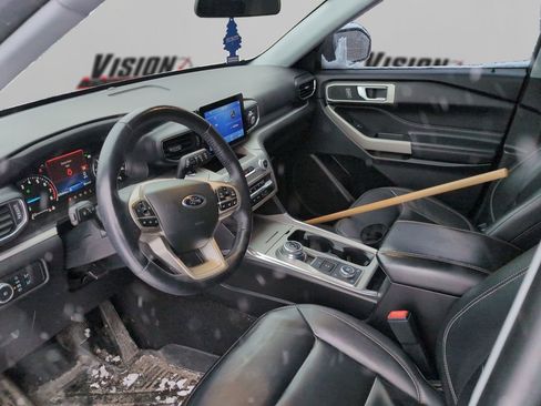 Used 2022 Ford Explorer XLT w/ Equipment Group 202A image 9