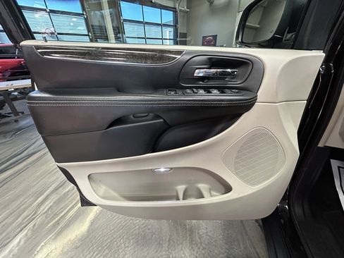 Used 2015 Chrysler Town & Country Touring image 47