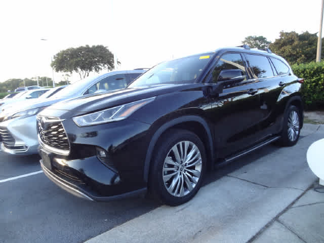 Used 2023 Toyota Highlander Platinum FWD image 6