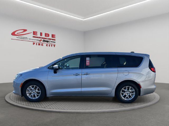 Used 2023 Chrysler Voyager LX FWD image 6