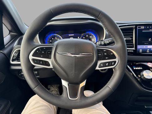 Used 2025 Chrysler Pacifica Select image 14