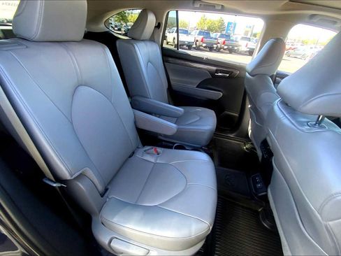 Used 2025 Toyota Highlander Limited image 16