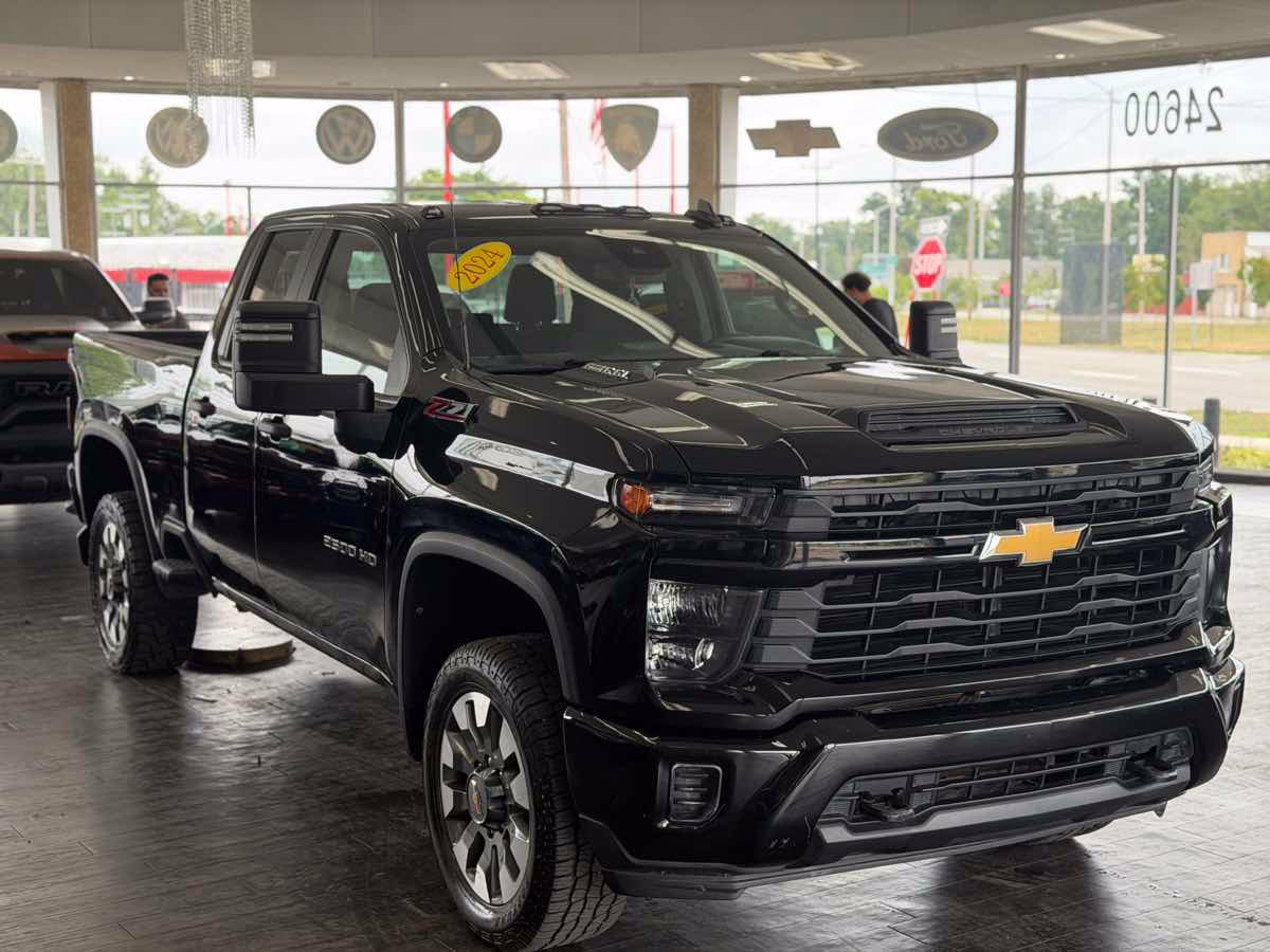 Used 2024 Chevrolet Silverado 2500 Custom w/ Custom Convenience Package AWD/4WD image 1