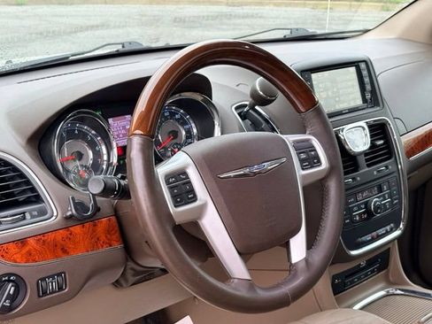 Used 2016 Chrysler Town & Country Limited Platinum w/ Trailer Tow Group FWD image 15