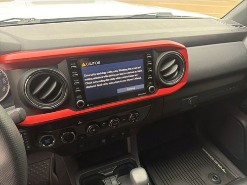 Used 2020 Toyota Tacoma TRD Sport image 13