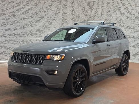 Used 2020 Jeep Grand Cherokee Altitude AWD/4WD image 3