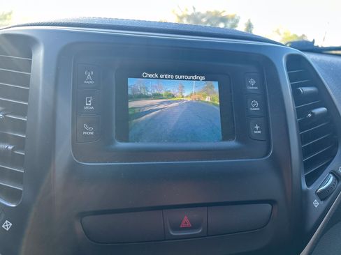 Used 2017 Jeep Cherokee Latitude AWD/4WD image 24