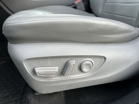 Used 2023 Toyota Highlander XLE image 12