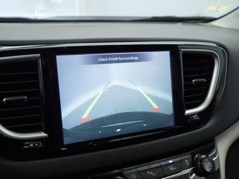 Certified 2023 Chrysler Pacifica Touring-L FWD image 39
