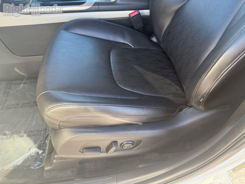 Used 2024 Kia Carnival LX image 13