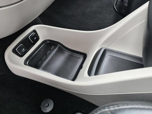 Used 2019 Chrysler Pacifica Touring-L FWD image 26