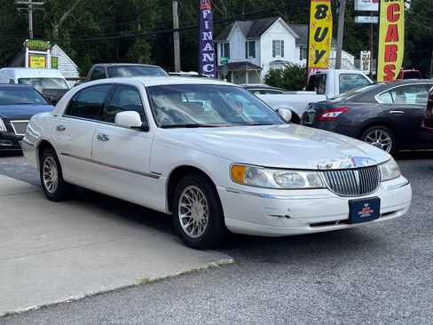 Used 2000 Lincoln Town Car Signature image 3