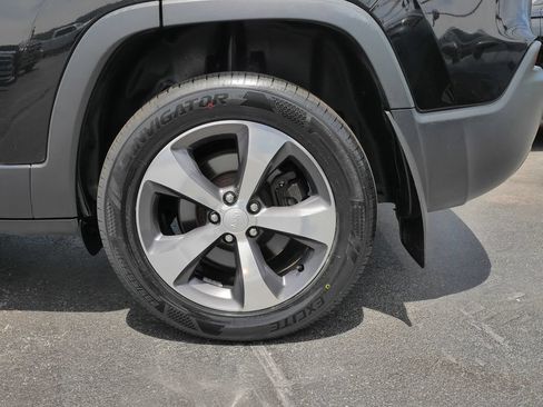 Used 2019 Jeep Cherokee Limited AWD/4WD image 9
