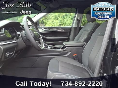 Used 2023 Jeep Grand Cherokee Laredo w/ Luxury Tech Group I AWD/4WD image 15