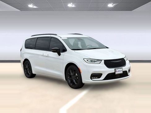 New 2026 Chrysler Pacifica Select w/ S Appearance Package FWD image 7